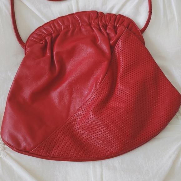 Vintage 80s red leather hinged clasp shoulder purse. - Picture 4 of 9